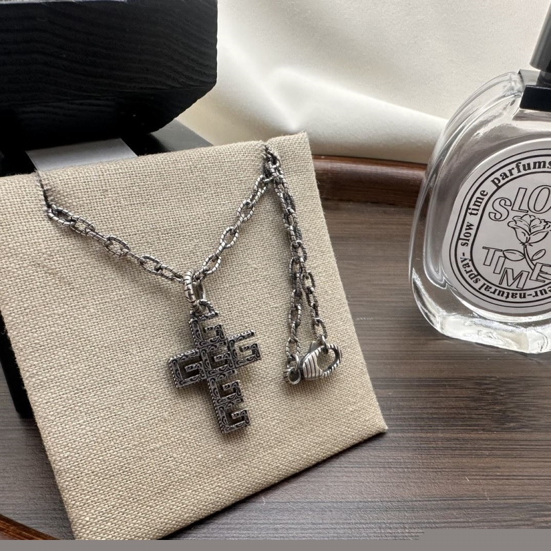 G*u*i necklaces